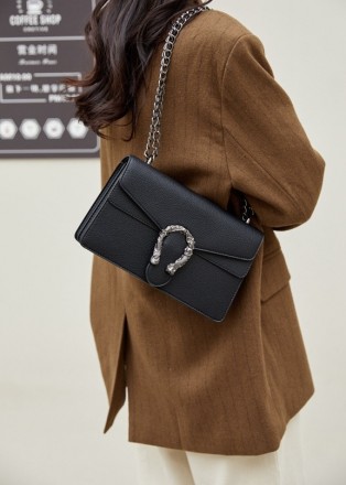 
Женская классическая сумка с подковой
Сумочка на цепочке сделана в классическом. . фото 5