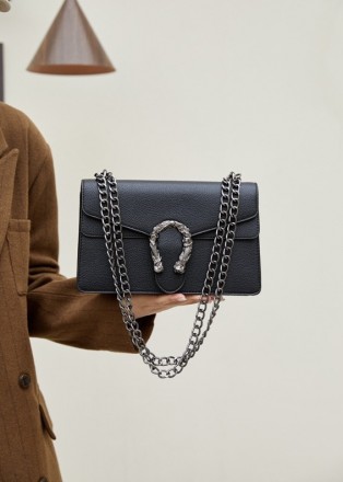 
Женская классическая сумка с подковой
Сумочка на цепочке сделана в классическом. . фото 4