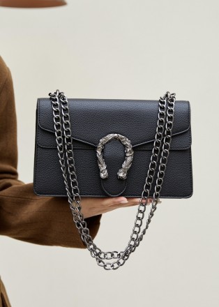 
Женская классическая сумка с подковой
Сумочка на цепочке сделана в классическом. . фото 2