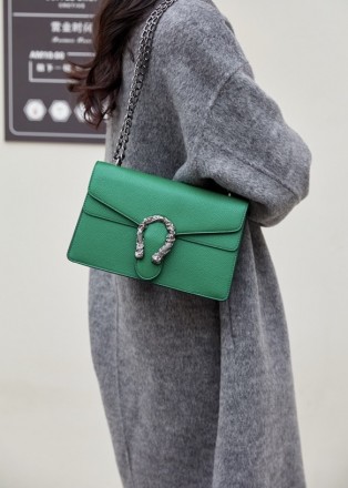 
Женская классическая сумка с подковой
Сумочка на цепочке сделана в классическом. . фото 9
