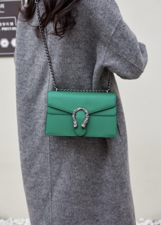 
Женская классическая сумка с подковой
Сумочка на цепочке сделана в классическом. . фото 8