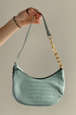 
Женская сумочка багет в стиле рептилии с фурнитурой золотого цвета 
Параметры -. . фото 2
