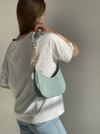 
Женская сумочка багет в стиле рептилии с фурнитурой золотого цвета 
Параметры -. . фото 9