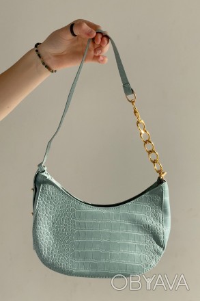 
Женская сумочка багет в стиле рептилии с фурнитурой золотого цвета 
Параметры -. . фото 1
