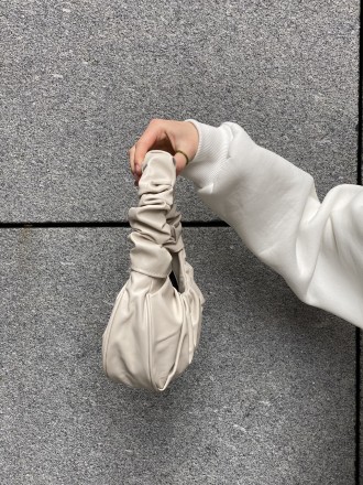 
Женская классическая сумочка на короткой ручке
Параметры - высота 15 см, длина . . фото 4