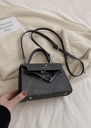 
Женская сумочка на одно отделение, фурнитура серебряного цвета
Параметры - высо. . фото 2