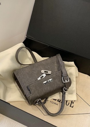 
Женская сумочка на одно отделение, фурнитура серебряного цвета
Параметры - высо. . фото 4