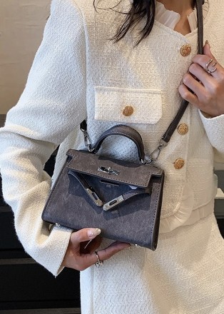 
Женская сумочка на одно отделение, фурнитура серебряного цвета
Параметры - высо. . фото 6