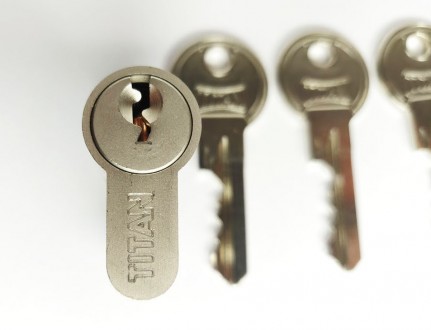 Titan K1 ключ/ключ 
 
TITAN K1 – цилиндры стандарта DIN с классическим английски. . фото 4