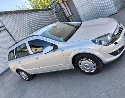 Продам Opel astra 2008 1.6 бензин
Два оригинальных ключа, два комплекта резины . . фото 2