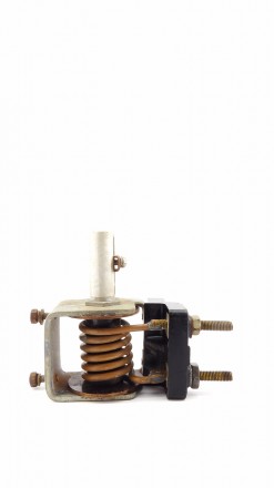 Максимальное токовое реле типа РЭО-401 предназначено для защиты от перегрузок и . . фото 4