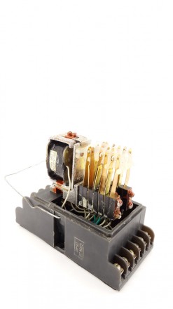
Реле представляет собой электромагнитный аппарат с унифицированной магнитной си. . фото 2