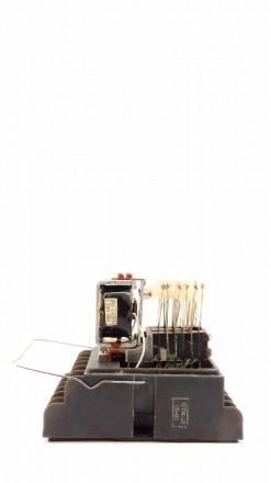 
Реле представляет собой электромагнитный аппарат с унифицированной магнитной си. . фото 4