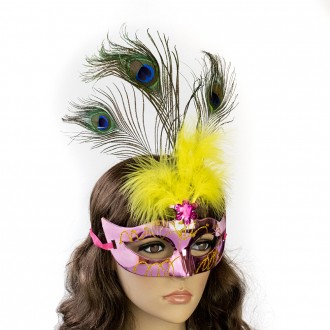 Здавна венеціанські маски використовувалися для балів та карнавалів. Люди за доп. . фото 2
