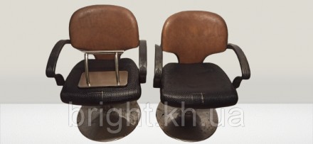 Перукарське крісло ― стильне і зручне крісло.
Перетяжка крісла з шкірозамінника.. . фото 2