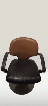 Перукарське крісло ― стильне і зручне крісло.
Перетяжка крісла з шкірозамінника.. . фото 4