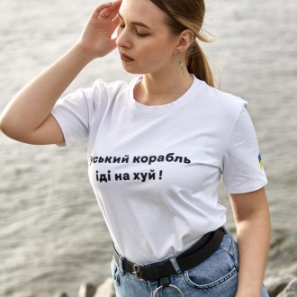 Жіноча патріотична футболка з принтом Російський корабель антивоєнна бавовняна з символікою біла. Одеса. фото 1 Жіноча патріотична футболка з принтом Російський корабель антивоєнна бавовняна з символікою біла. Одеса. фото 1