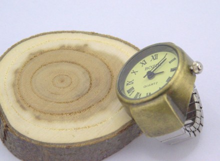Часы-кольцо на палец кварцевые бронзового цвета, с желтым циферблатом и растягив. . фото 3
