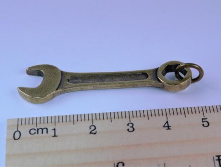 Кулон из латуни "Ключ гаечный". Хорошая детализация, размеры: длина 5,00 см., ши. . фото 2