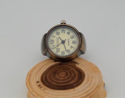 Часы-кольцо на палец кварцевые, цвет - бронзовый, с бежевым циферблатом и растяг. . фото 4