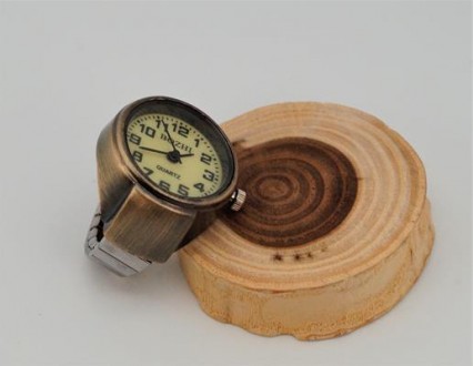 Часы-кольцо на палец кварцевые, цвет - бронзовый, с бежевым циферблатом и растяг. . фото 3