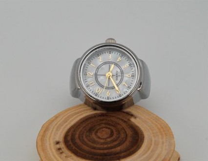 Часы-кольцо на палец. кварцевые стальные, с перламутровым циферблатом и растягив. . фото 3