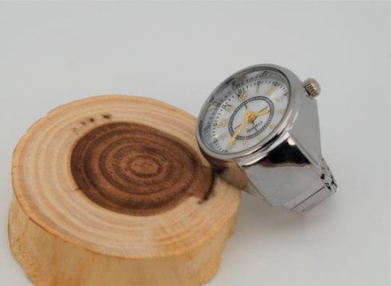 Часы-кольцо на палец. кварцевые стальные, с перламутровым циферблатом и растягив. . фото 2