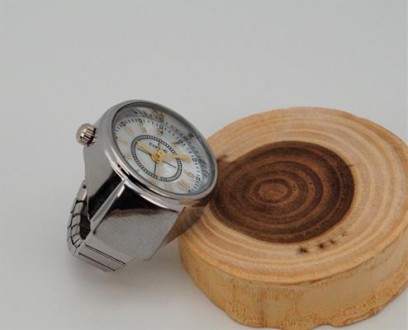 Часы-кольцо на палец. кварцевые стальные, с перламутровым циферблатом и растягив. . фото 4