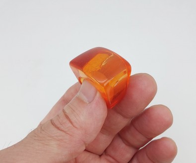 Крупное кольцо из прозрачного оранжевого акрила . Размер 18,0, размеры площадки . . фото 4