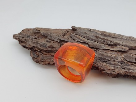 Крупное кольцо из прозрачного оранжевого акрила . Размер 18,0, размеры площадки . . фото 2