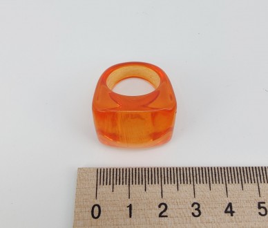Крупное кольцо из прозрачного оранжевого акрила . Размер 18,0, размеры площадки . . фото 5