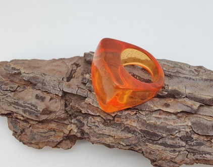 Крупное кольцо из прозрачного оранжевого акрила . Размер 18,0, размеры площадки . . фото 3