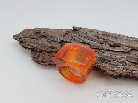 Крупное кольцо из прозрачного оранжевого акрила . Размер 18,0, размеры площадки . . фото 1