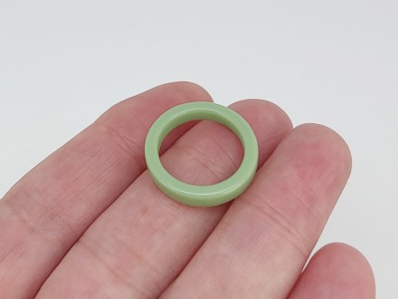 Кольцо из керамики, зеленое (17,0 размер). Ширина кольца 0,39 см., толщина 0,28 . . фото 5