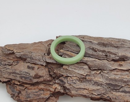 Кольцо из керамики, зеленое (17,0 размер). Ширина кольца 0,39 см., толщина 0,28 . . фото 3