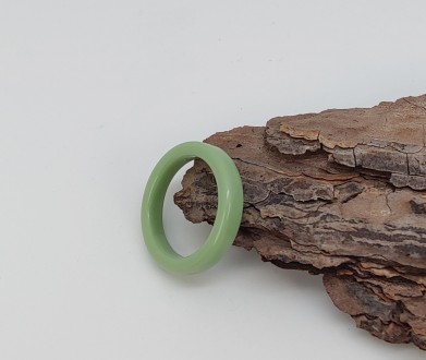 Кольцо из керамики, зеленое (17,0 размер). Ширина кольца 0,39 см., толщина 0,28 . . фото 2