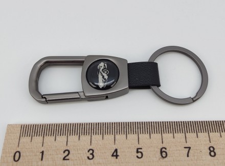Брелок для ключей с кожаной вставкой (цвет - черный). Длина брелка 8,30 см., шир. . фото 4