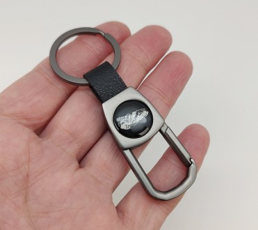 Брелок для ключей с кожаной вставкой (цвет - черный). Длина брелка 8,30 см., шир. . фото 2
