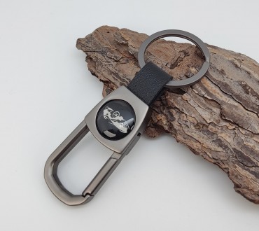 Брелок для ключей с кожаной вставкой (цвет - черный). Длина брелка 8,30 см., шир. . фото 3