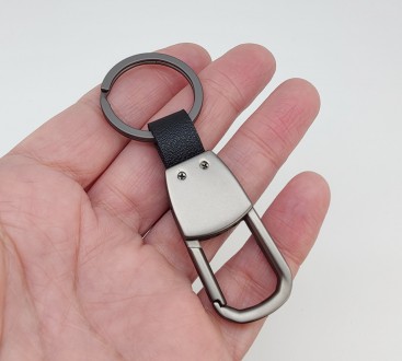 Брелок для ключей с кожаной вставкой (цвет - черный). Длина брелка 8,30 см., шир. . фото 5