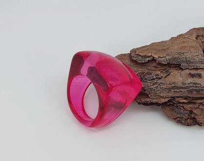Кольцо из прозрачного акрила (цвет розово-красный). Размер 18,0, размеры площадк. . фото 2