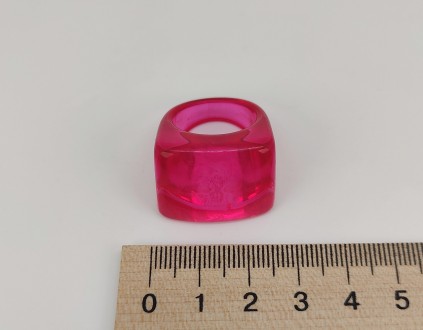 Кольцо из прозрачного акрила (цвет розово-красный). Размер 18,0, размеры площадк. . фото 4