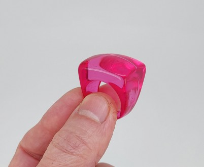 Кольцо из прозрачного акрила (цвет розово-красный). Размер 18,0, размеры площадк. . фото 3