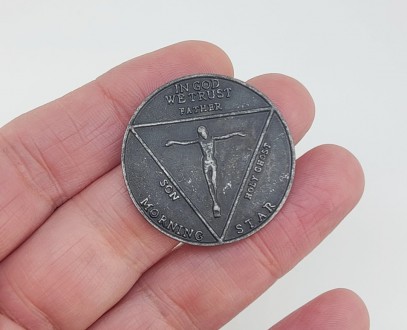 Монета сувенирная "Люцифер" (Сатана) цвет - античное серебро. Диаметр монеты 3,5. . фото 3