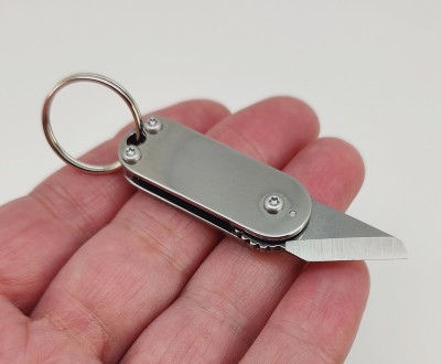 Нож-мини на ключи, металл. Длина в сложенном состоянии 4,20 см., в открытом 6,00. . фото 3