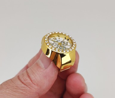 Годинник-кільце на палець кварцові золоті, з білим циферблатом, стразами та розт. . фото 4
