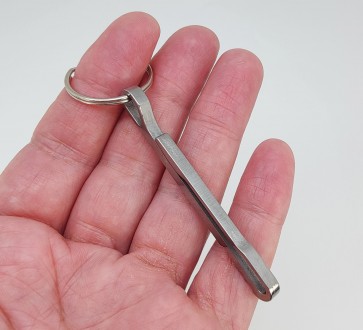Металлический зажим для ключей на ремень. Размеры: длина 7,00 см., ширина 0,40 с. . фото 3