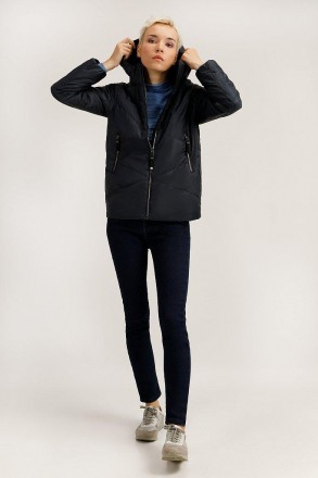 Короткая куртка женская демисезонная Finn Flare с капюшоном. Модель прямого кроя. . фото 4