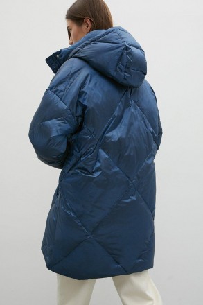 Пуховое женское пальто на молнии с съемным капюшоном. Модель oversize, прямого с. . фото 6