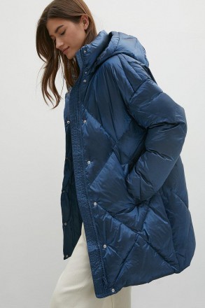 Пуховое женское пальто на молнии с съемным капюшоном. Модель oversize, прямого с. . фото 4